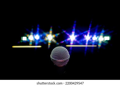 Comedy Club Show Micrófono en el escenario con luces de iluminación de escenario azul púrpura amarillo y colores Concierto de música Karaoke Hall Event