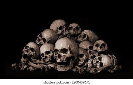 Fantastesch Koup Schädel Mënsch a Schanken op schwaarzen Stoffhannergrond, Konzept vun grujeleger Kriminalitéit Szen vun Horror oder Thriller Filmer, Halloween Thema, Still Life Style, selektiv Fokus,