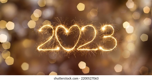 Gelukkig Nieuwjaar 2023. Mooi vakantiebord met sprankelende creatieve tekst 2023 met hart op feestelijke gloeiende gouden achtergrond