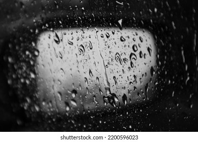 Monokrom Hujan turun di jendela dengan refleksi