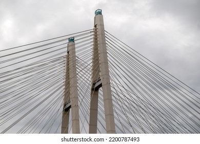 Pilotes y cordeles en un primer plano de un puente atirantado