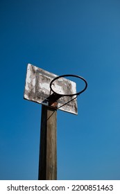 Aro de baloncesto sin red en verano