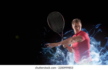 Professionele man tennisser op donkere achtergrond met rook