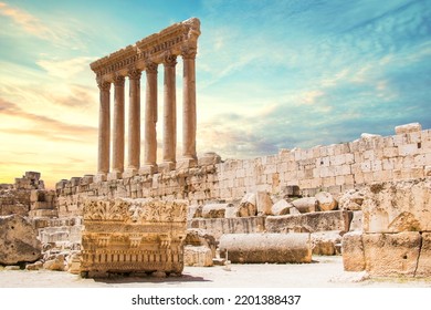Prachtig uitzicht op de massieve zuilen van de tempel van Jupiter in de oude stad Baalbek, Libanon