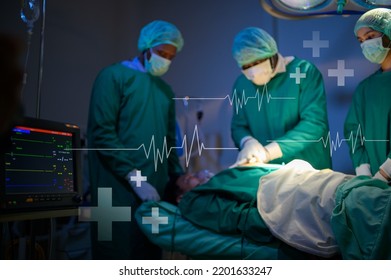 Professionelle Ärzte führen im Operationssaal eine Herz-Lungen-Wiederbelebung durch und verwenden einen elektrischen Defibrillator, um das Leben eines Patienten zu retten. Gesundheitskonzept.