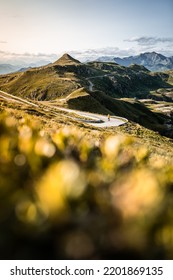 Një turist eksploron zonën pranë Kalimit Maniva, Italia Veriore