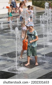 子、楽しい子。夏の水のアクティブな子供のゲーム。公園、ロシアのモスクワ市の通り。公共スペースの改善。夏の噴水、休息、水を使ったアクティブな子供向けゲーム。暑い夏の天気