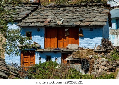 マナ、ウッタラーカンド州、インド: バドリナートの聖なる巡礼センターの近く、ヒマラヤの村マナにある伝統的なスレート屋根の家。マナは、マナ パスとインド チベット b の前の最後の村です。