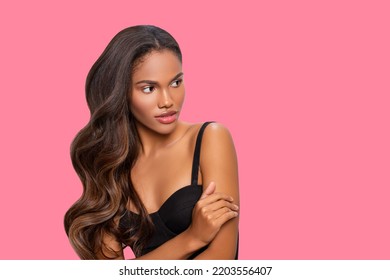 时尚模特，长卷发的黑发美女，妆容完美。彩色背景上美丽时尚的非洲模特。