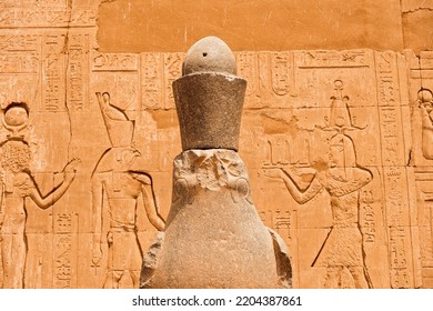 La parte superior de la escultura del antiguo dios egipcio Horus en forma de águila en el antiguo templo egipcio de Edfu, Egipto.
