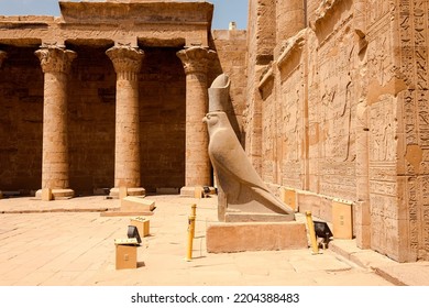 Estatua del antiguo dios egipcio Horus en forma de águila en el antiguo templo egipcio de Edfu, Egipto.