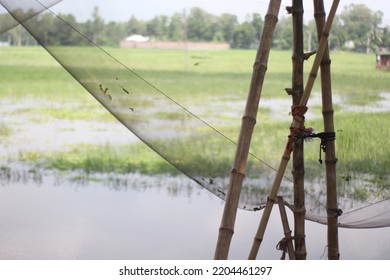 traditionelles quadratisches Bambusfischnetz oder Jala Sirip. Ein großes Netz über einem Teich, das zum Fangen von Fischen verwendet wird. Fischernetz auf einem See oder Teich in Bangladesch. Fischernetz, das zum Angeln verwendet wird. alte Gerstenfischerei in Asien.