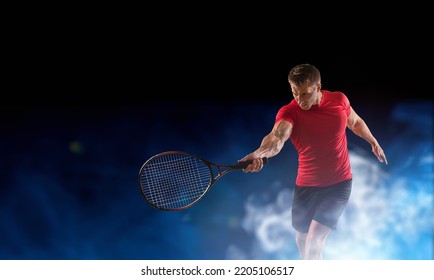 Professionele tennisser op donkere achtergrond