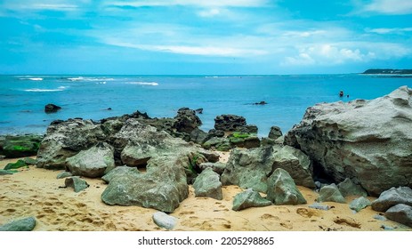 バイーア州プライア ドス エスペリョスにある、多くの石、苔、暗い砂でいっぱいのビーチは、海から見たときに自然のプールで太陽が反射することによって引き起こされる効果によるニックネームです。