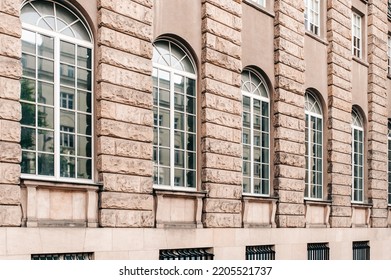 アーチ型の窓のある建物の美しい景色