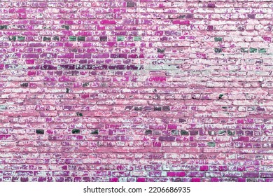 Oude roze bakstenen muur Afbladderende witte verf op een roze muur