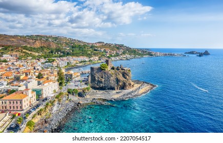 Paesaggio con vista aerea di Aci Castello, isola di Sicilia, Italia