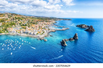Paesaggio con vista aerea di Aci Trezza, isola di Sicilia, Italia