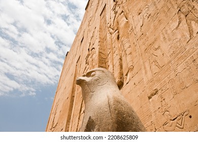 La parte superior de la estatua del antiguo dios egipcio Horus en forma de águila en el antiguo templo egipcio de Edfu, Egipto.