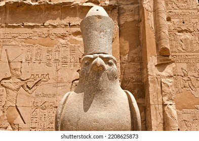 La parte superior de la estatua del antiguo dios egipcio Horus en forma de águila en el antiguo templo egipcio de Edfu, Egipto.