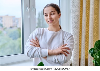 Potret gadis remaja 15, 16 tahun di dekat jendela