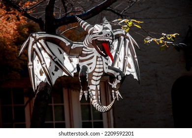 Csontváz Démon Sárkány robbantás Halloween udvari művészet - fán lóg - hosszú piros nyelv - gonosz
