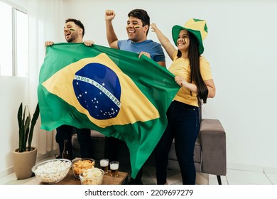 Fodboldfans venner ser Brasiliens landshold i live fodboldkamp på tv derhjemme