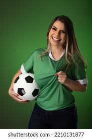 Fra Fussball Fan begeeschtert fir hire Liiblingsclub an Team. Weltmeeschterschaft gréngen Hannergrond.
