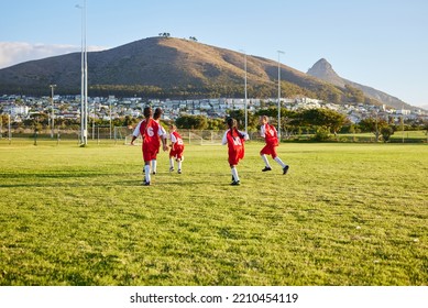Anak perempuan, tim sepak bola atau pertandingan kebugaran di lapangan rumput dalam latihan, pelatihan atau latihan untuk tujuan permainan atau pertandingan. Anak-anak yang berlari, bermain sepak bola atau berolahraga, siswa atau anak-anak dalam kompetisi energi di sekolah menengah