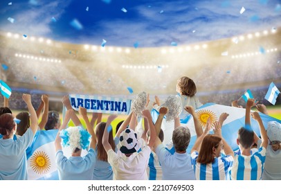 Argentinië sokker ondersteuner op stadion. Argentynse ondersteuners op sokkerveld kyk na span speel. Groep ondersteuners met vlag en nasionale trui juig vir Argentinië. Kampioenskapspel. Vamos Argentinië