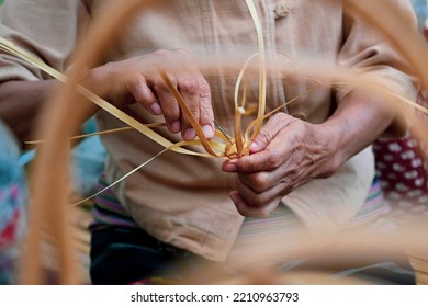 2022 年 7 月 10 日、チェンマイで花を編む竹