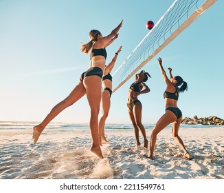 Voleibol de playa, amigos y mujeres jugando en la arena y el sol de verano. Fitness, diversidad y deportes de vacaciones en Brasil, equipo de mujeres saltando a la pelota. Voleibol, biquini y juego de pelota en el mar