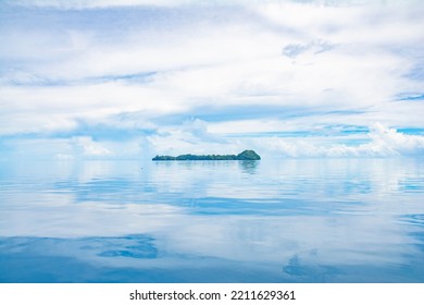 Vista de la isla de Ulong, reflejo del cielo en el océano, Laguna del Sur de las Islas Rocosas, estado de Koror, Palau, Pacífico