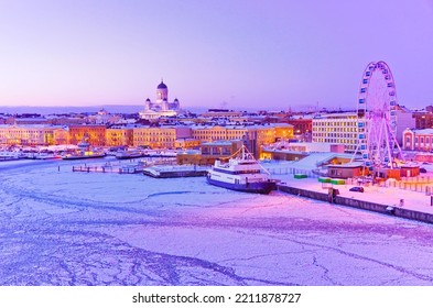 Pemandangan pelabuhan es saat senja di musim dingin di Helsinki, Finlandia.
