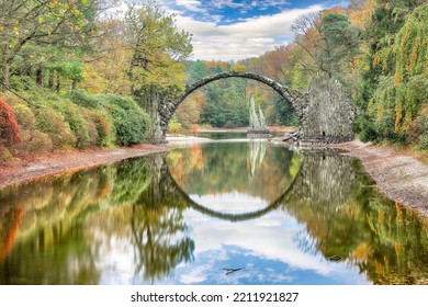 Phong cảnh mùa thu đáng kinh ngạc ở Azalea và Rhododendron Park Kromlau. Cầu Rakotz (Rakotzbrucke, Cầu Quỷ) Vị trí: Gablenz, bang Sachsen, Đức, Châu Âu