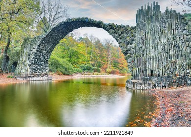 Phong cảnh mùa thu tuyệt vời ở Azalea và Rhododendron Park Kromlau. Cầu Rakotz (Rakotzbrucke, Cầu Quỷ) Vị trí: Gablenz, bang Sachsen, Đức, Châu Âu