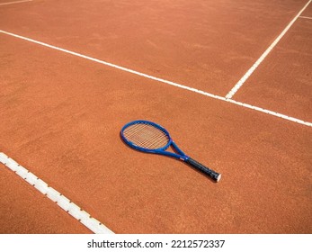 Solo raqueta azul sobre ladrillo polvo arcilla cancha de tenis imagen profesional aislado campeonato de Wimbledon textura marrón deporte líneas blancas fondo hermoso equipo de tenis de fondo