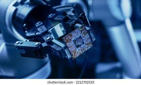 高度な編集の概念: 現代のスーパー コンピューター プロセッサを保持している現代の本格的なロボット アームがフォーカスに移動します。エレクトリック ブレイン ロゴを使用した情報力の CPU マイクロチップ デジタル化。
