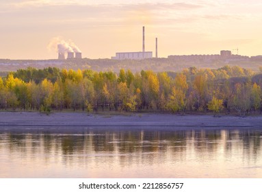 Az Ob-part reggel. Őszi erdő a folyó mellett, CHP-5 csövek a láthatáron. Novoszibirszk, Szibéria, Oroszország, 2022