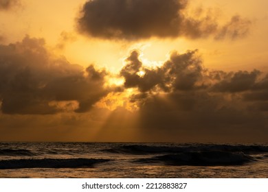 Zonsondergang in een dorpsstrand in de avond met bewolkte hemel verborgen zon met stralen en zee rots berg, bewolkte hemel met gouden zonsondergang, brede prachtige oceaan weids uitzicht Color Collector - Sri Lanka