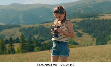美しい映画を撮影する若い写真家。動きのあるコンテンツを作成し、結果を見て幸せを感じ、屋外で余暇を過ごす女の子