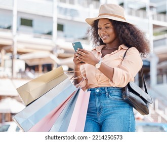 Mujer negra, bolsa de compras y smartphone de ciudad buscando ofertas de moda, redes sociales y boletines informativos en línea, códigos de descuento y promociones de tiendas. Cliente adinerado que usa el teléfono en una aplicación móvil de comercio electrónico