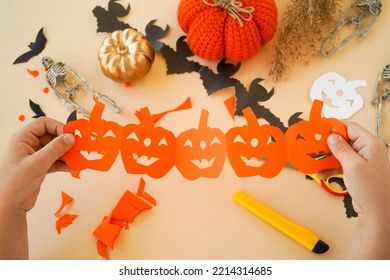 Step-by-step instructions for creating garlands of paper decorations by children for the Halloween holiday. Step 6 the garland is ready