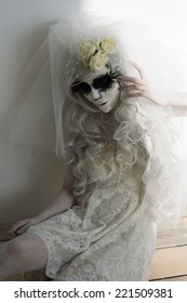 Halloween Hex. Schéin Fra déi Santa Muerte Mask an Hochzäitskleed droen. Dout Witfra an Trauer