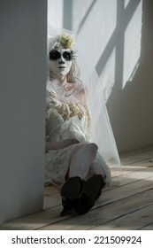 Halloween Hex. Schéin Fra déi Santa Muerte Mask an Hochzäitskleed droen. Dout Witfra an Trauer