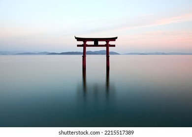 湖上に建てられた日本の神社の門