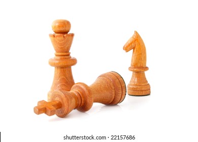 Một số quân cờ đứng trước phông nền trắng.