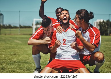 Éxito, equipo feliz o ganador para la celebración de un jugador de fútbol durante un partido en el campo de fútbol, ​​estadio o entrenamiento deportivo. Trabajo en equipo, logro o amigos para lograr un objetivo de fitness, bienestar o ejercicio de fútbol.