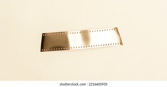 ベージュ色の背景にゴールドのフィルム ストリップ。ビンテージ カラー フィルター。水平メディア テーマ ポスター、グリーティング カード、ヘッダー、ウェブサイト、アプリ