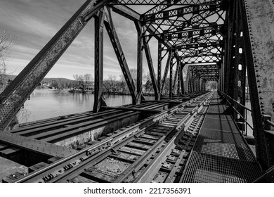 Warren Pennsylvania Allegheny River Train Bridge oude stad zwart-wit